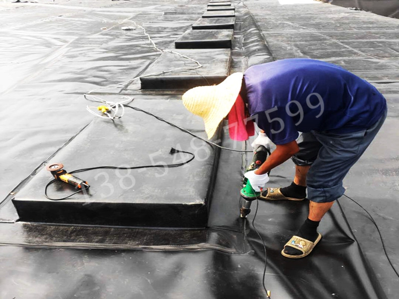 調(diào)節(jié)池HDPE防滲膜項目施工